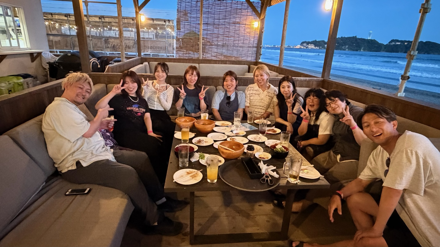 海辺の懇親会に集まったsuncのスタッフ
